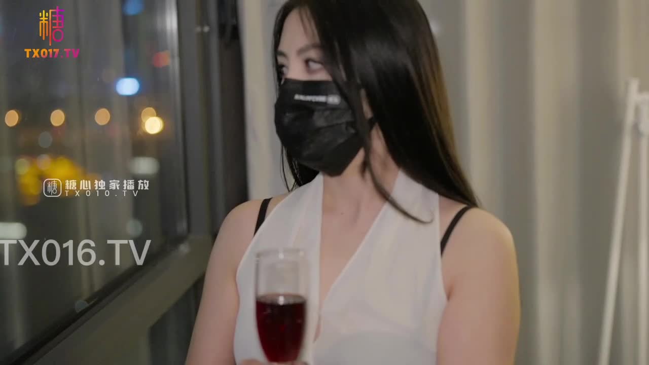 #西野加奈 #丝袜 #足交饥渴女上司的淫荡之夜，女上司穿着开档紫色无缝丝袜给谈了大单子的下属足交勾引操逼！