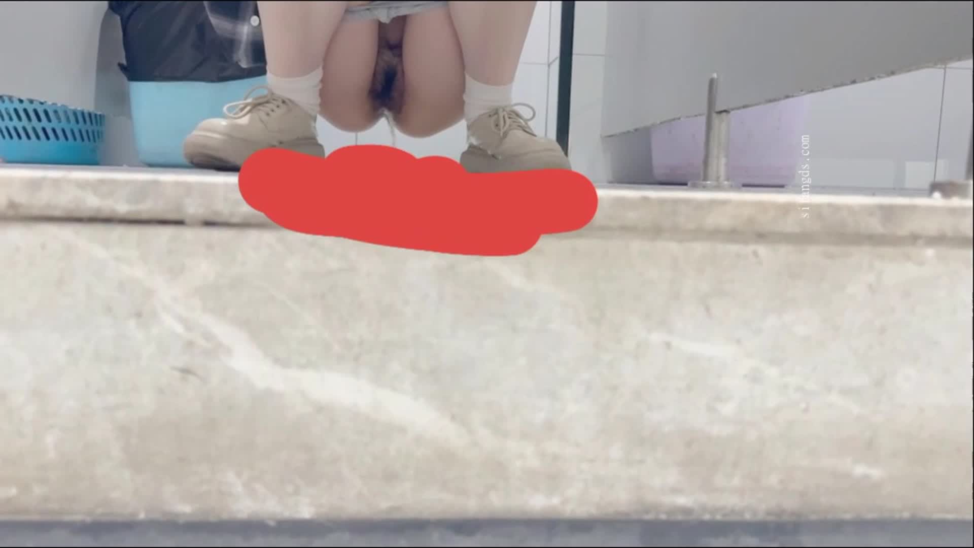 六月流出厕拍大神潜入机场女厕偷拍 几个美女尿尿提袋富姐鞋子有点骚气