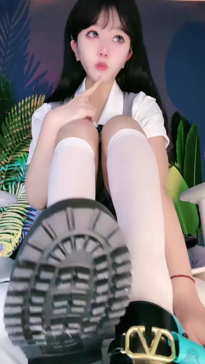 维妮 超高清露脸 女生宿舍（下） 地狱 寸止点此查看更多