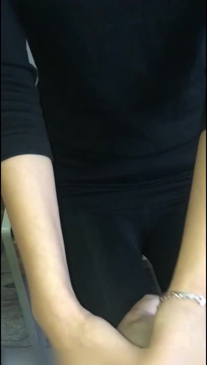 “老师我想让你操死我昨天你同学刚陪完我她及格了”对白淫荡美腿美足大学生为了多加分被老师潜规则