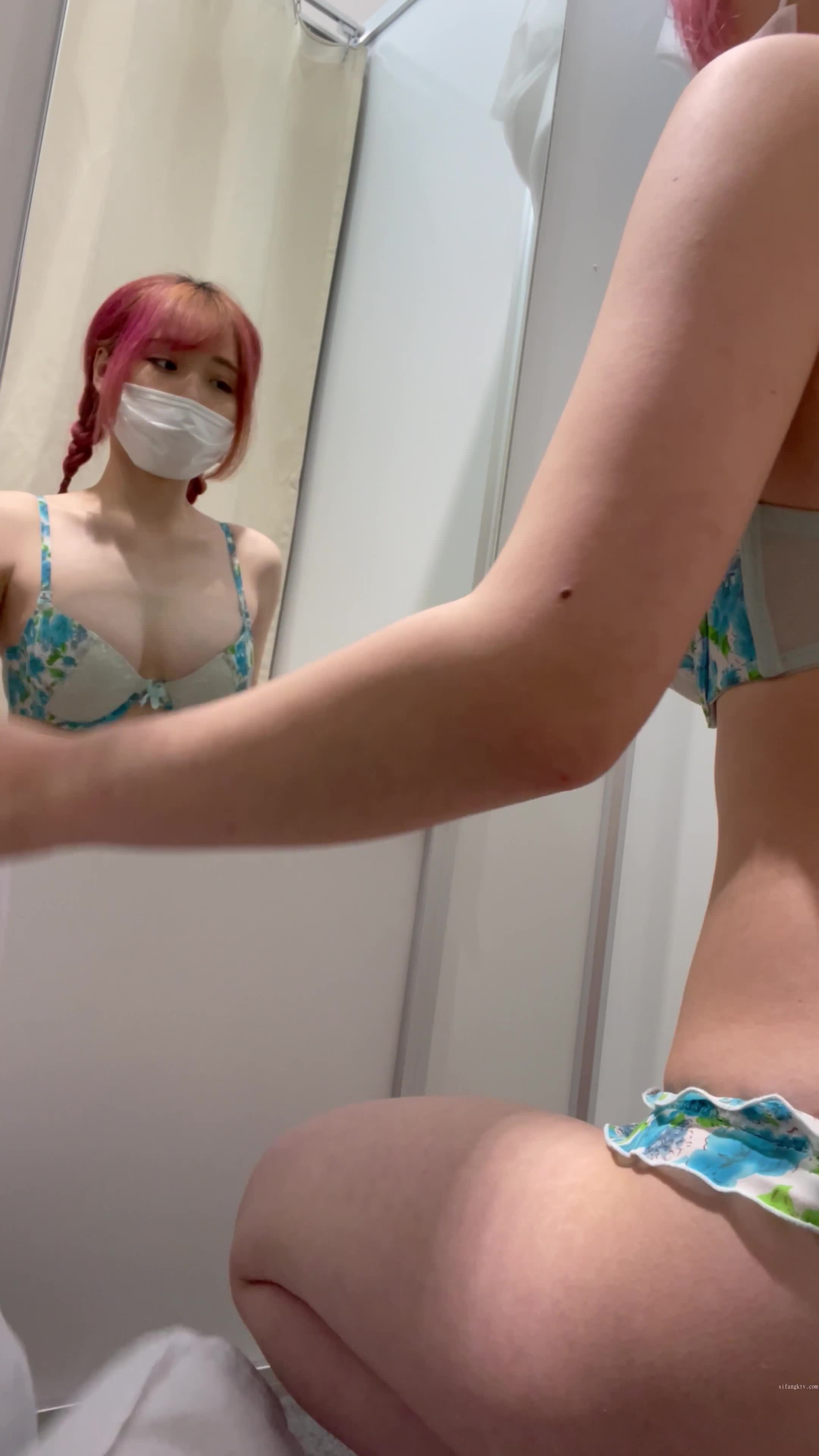 贵在真实，商场女性泳装专卖店换衣间超清4K偷拍，奶子完美红发小姐姐试穿奶罩