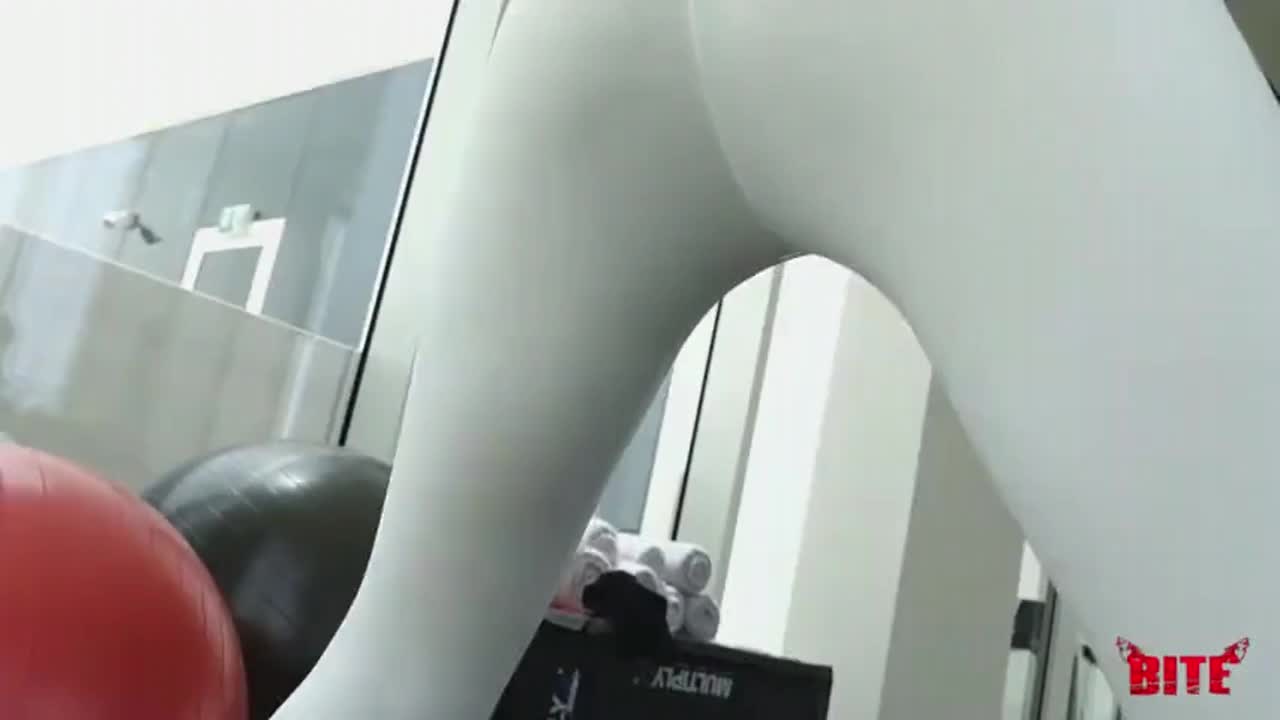 留学生刘玥的闺蜜汪珍珍在健身会所练瑜伽被洋老外康爱福撕破练功裤啪啪白虎馒头逼口爆