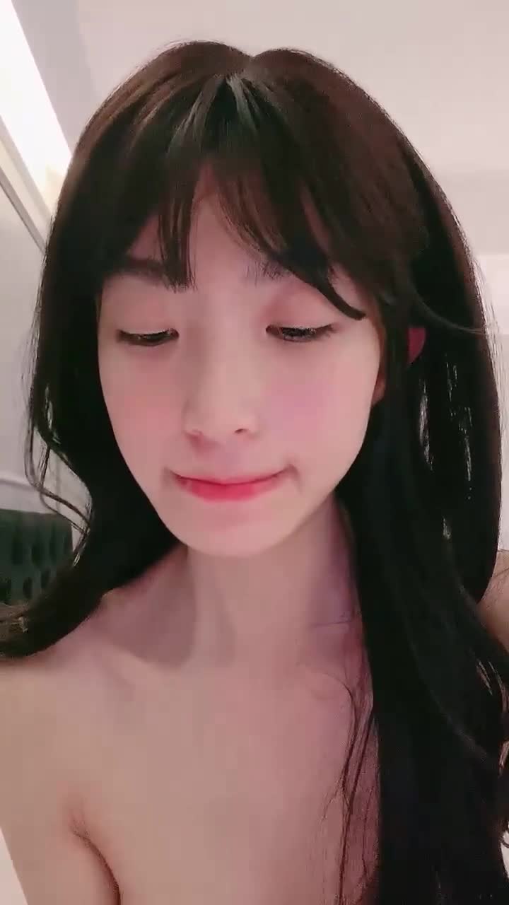 一脸无辜清纯样，【纹崽酱】，学生校花!，超级美胸 宿舍~酒店~道具喷水!，嫩妹控不要错过点此查看更多