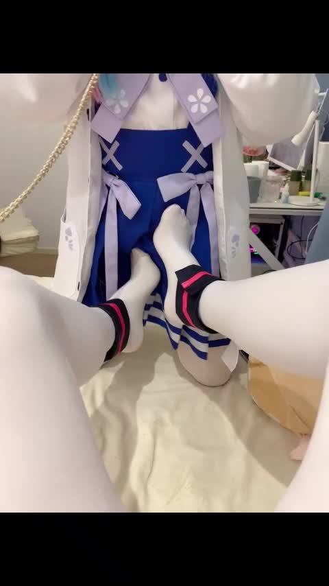 #丝袜 #伪娘 #足交白丝小伪娘给金主足交手撸还要被大鸡巴干菊花内射！皮肤是真不错