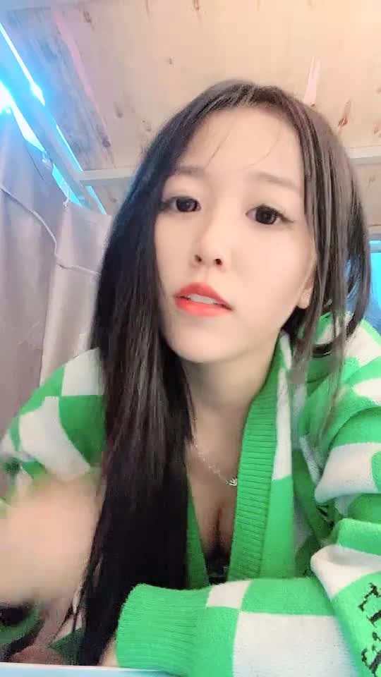 新下海大三学生妹，#宿舍 躲起来做黄播，校园女神范，胸大又粉，极品红樱桃，皮肤白皙，人气登顶 #精品 #直播 #学生 点此查看更多