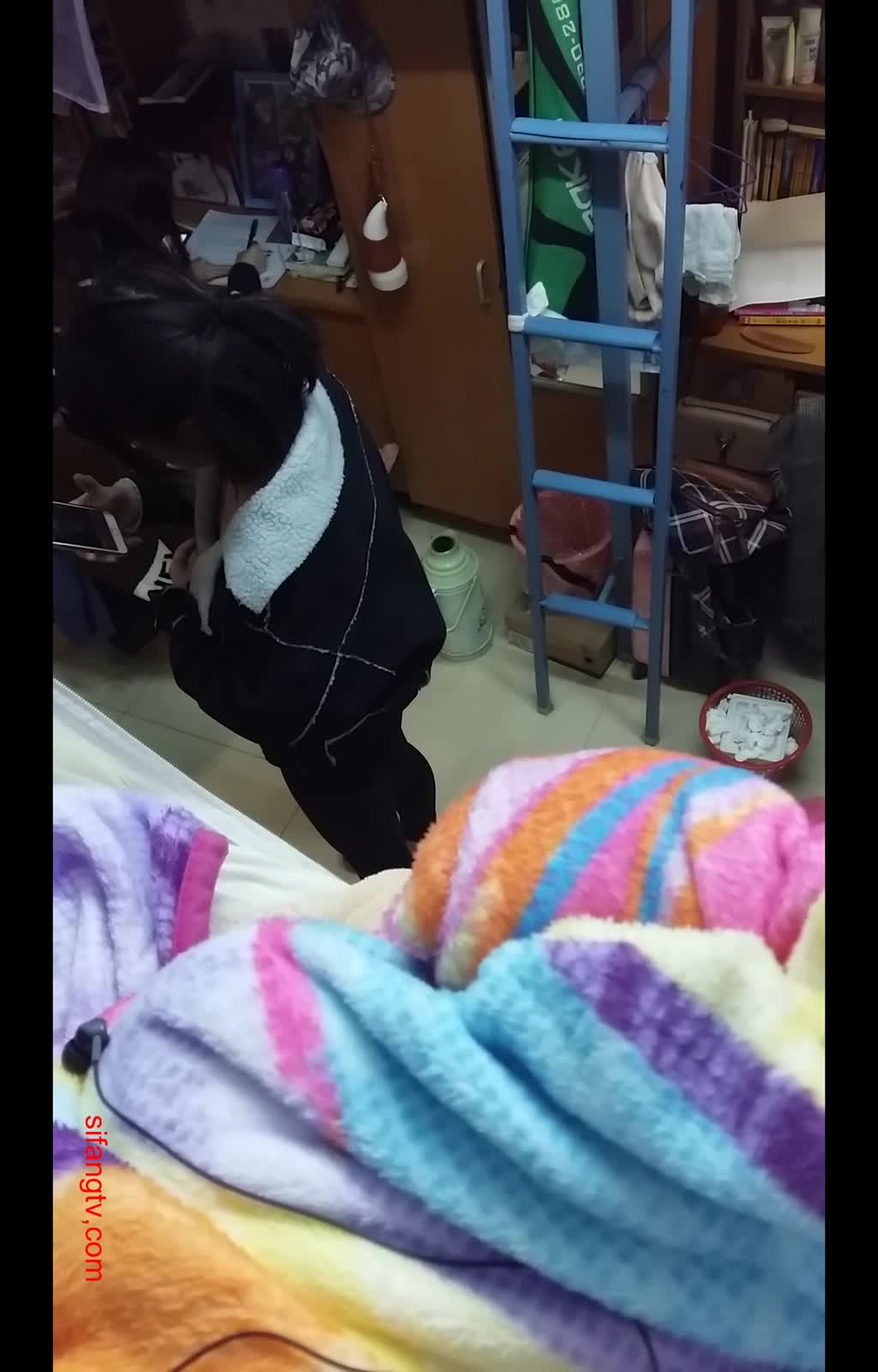 #宿舍 宿舍 大学生宿舍 妹子出卖偷拍室友在宿舍换衣服裸睡点此查看更多