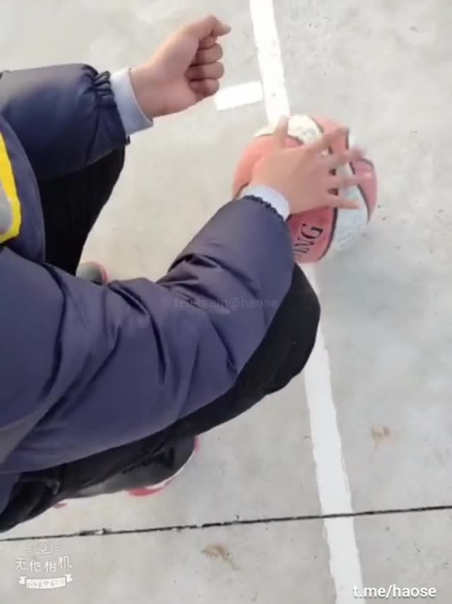 太骚了️️️骚货篮球场勾引学生，内射速游VPN跑满千兆只做最快