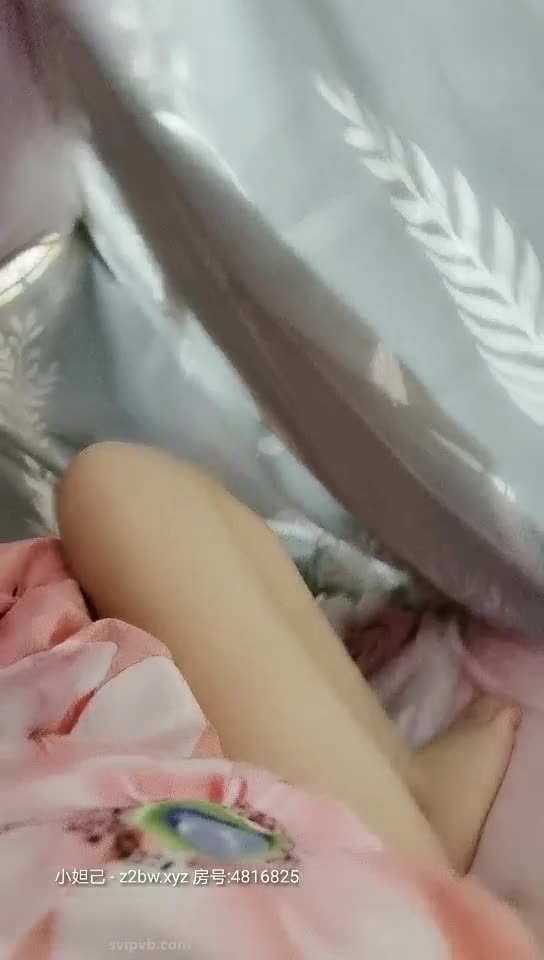 #自慰 #自慰 #自慰 大一骚货 宿舍偷偷自慰，差点被室友发现，白浆留到床边️️️️点此查看更多