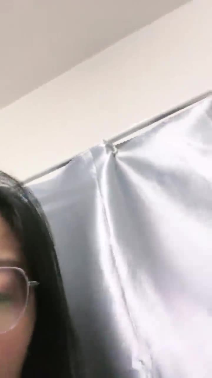 骚货大学生眼镜妹，宿舍里直播自慰还一边和同学聊天，两个奶子又大又涨。看逼逼大概初中就被开发了。