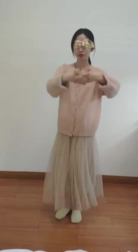 #萝莉 #学生 #精神小妹年轻是年轻，但是脱衣舞跳的真不咋的
