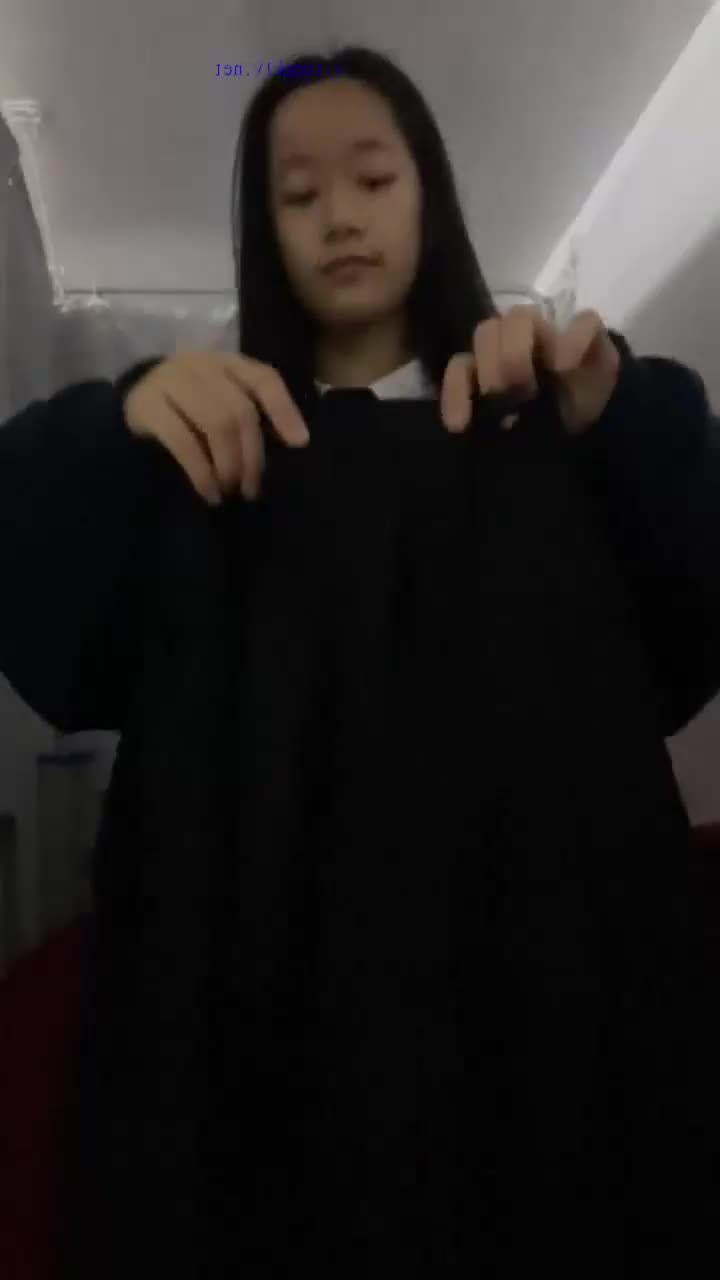 在校女高中生，宿舍里偷偷自慰。舍友就在宿舍不敢发出声音，太刺激年轻就是好啊
