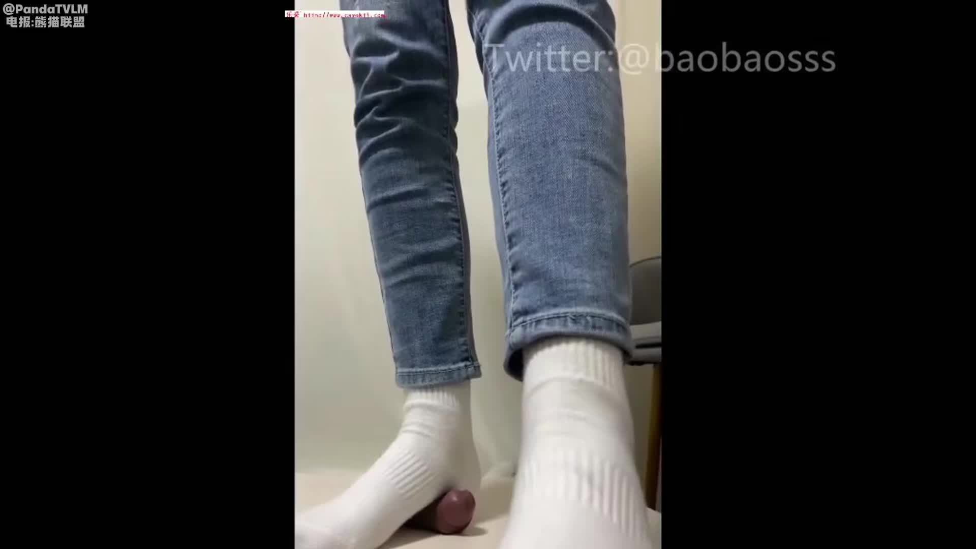 #饱饱S #棉袜 #足交饱饱女王白棉袜隔板足交踩踏调教