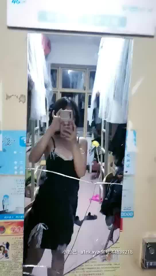 #直播 大一女生 #宿舍 的情色私密，清纯可爱少女胴体点此查看更多