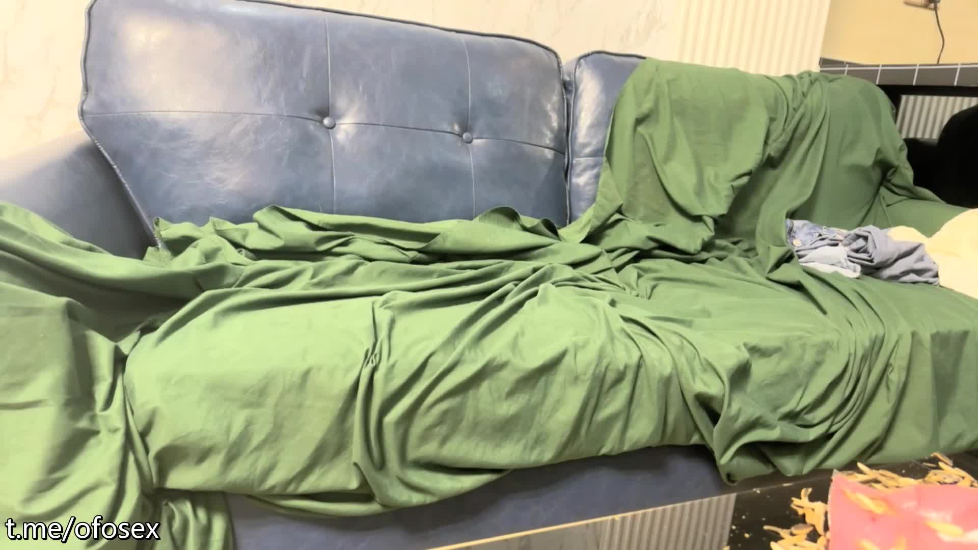 御姐范良家反差眼镜妹，性感黑丝美腿，撩起裙子按摩器震穴，扛起腿一顿爆操