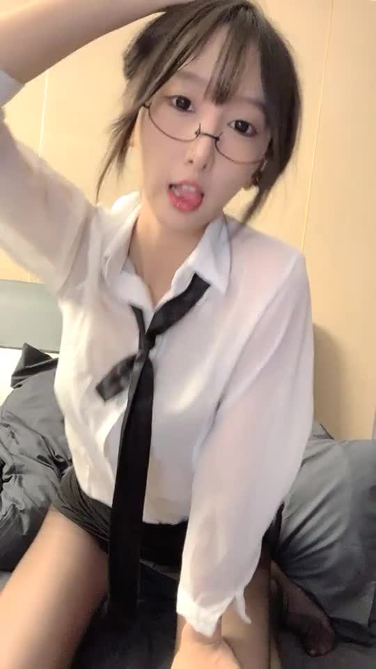 #福利姬 #反差 #福利姬 #直播超可爱福利姬直播 道具自慰，不看后悔！ 点此查看更多