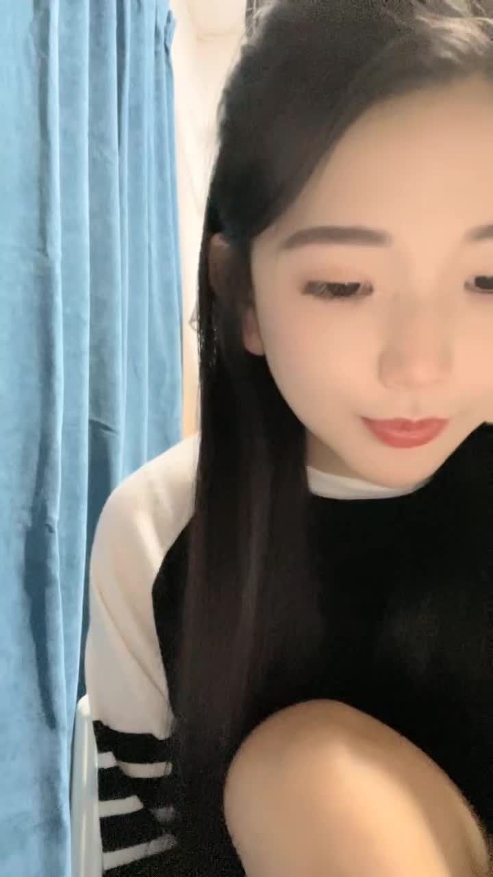 大二学生妹！美女宿舍玩诱惑！超棒身材大奶肥穴，难得一见一线天馒头B，怼在镜头前，堪称极品速游VPN跑满千兆只做最快