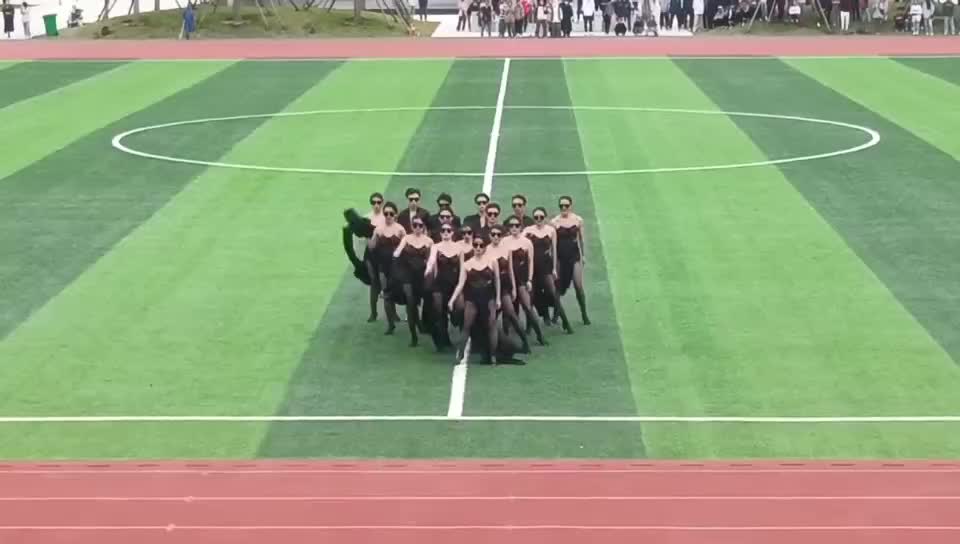 #长江大学 #文理学院 运动会学生穿着引发网友热议点此查看更多