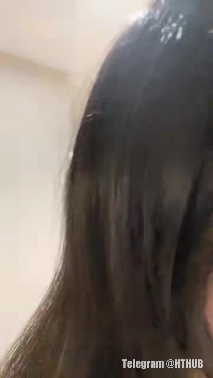 #主播 jk装眼镜美少女 跪在沙发翘起屁股 跳蛋着小穴骚话不断