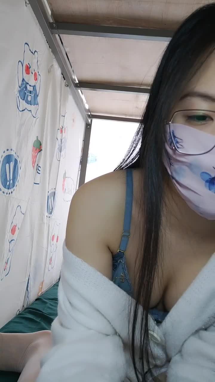 #01粉粉 #大学 #大学生 #学生河北廊坊01年学妹宿舍里偷偷直播难得再次大秀还是在上铺真正的校园春光精彩点此查看更多