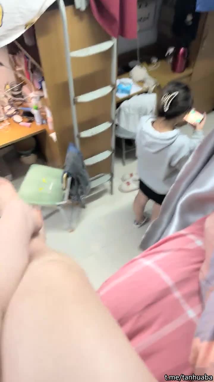 【#大学宿舍的乐趣】04-21沉浸式偷窥女大学生，打游戏聊八卦，蚊帐内极品粉穴，精彩刺激必看点此查看更多