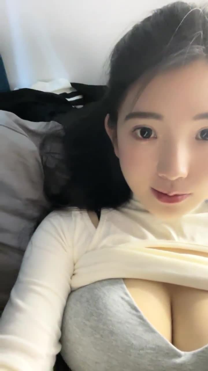 #大二学妹 最新，南京上学，真实校园宿舍，【大二学妹】。胸围34D，馒头粉逼，可以空降线下约点此查看更多