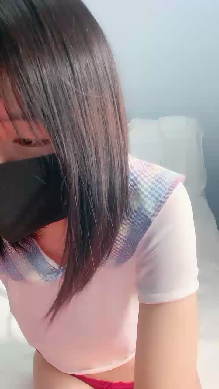 不露脸就够看超级粉穴学生妹，难得一见一线天嫩穴，近距离假屌爆插呻吟大声，没几下就流出很多白浆，圆润美乳粉色奶头