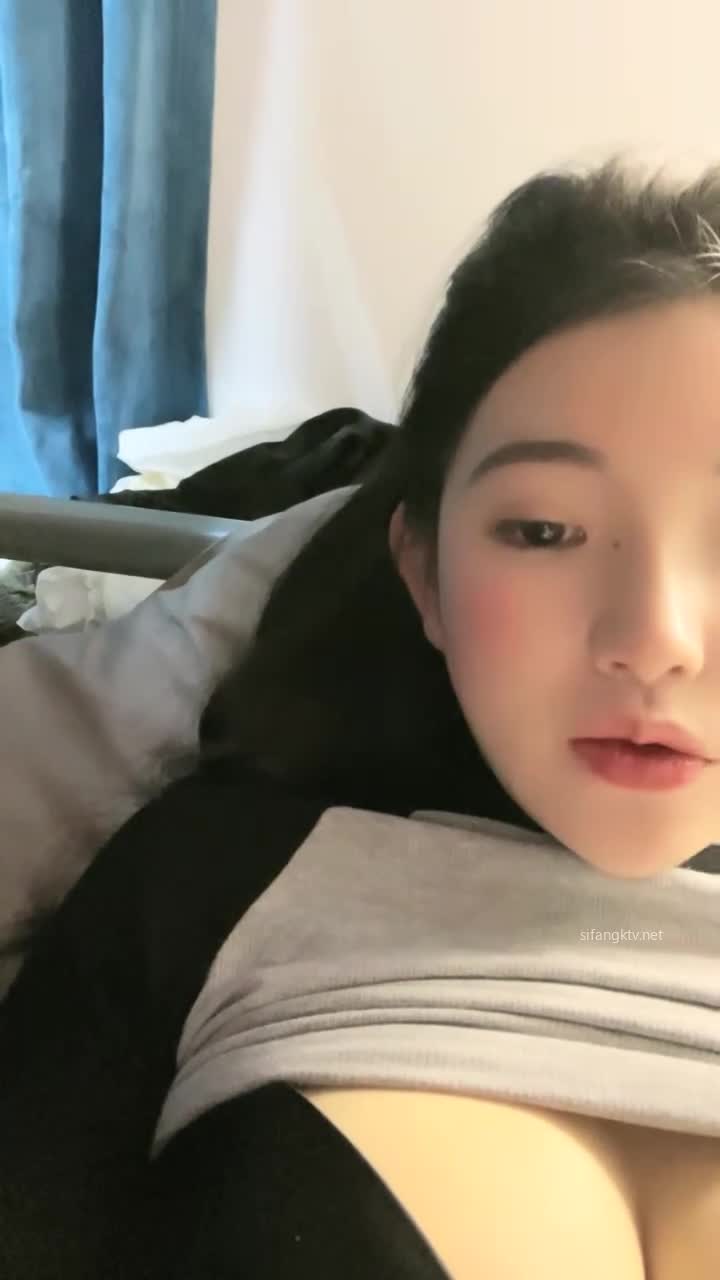 南京真实校花，【大二学妹】，教室课堂上露奶，宿舍偷拍舍友，绝品，馒头逼白虎，可以线下约，心动吗？