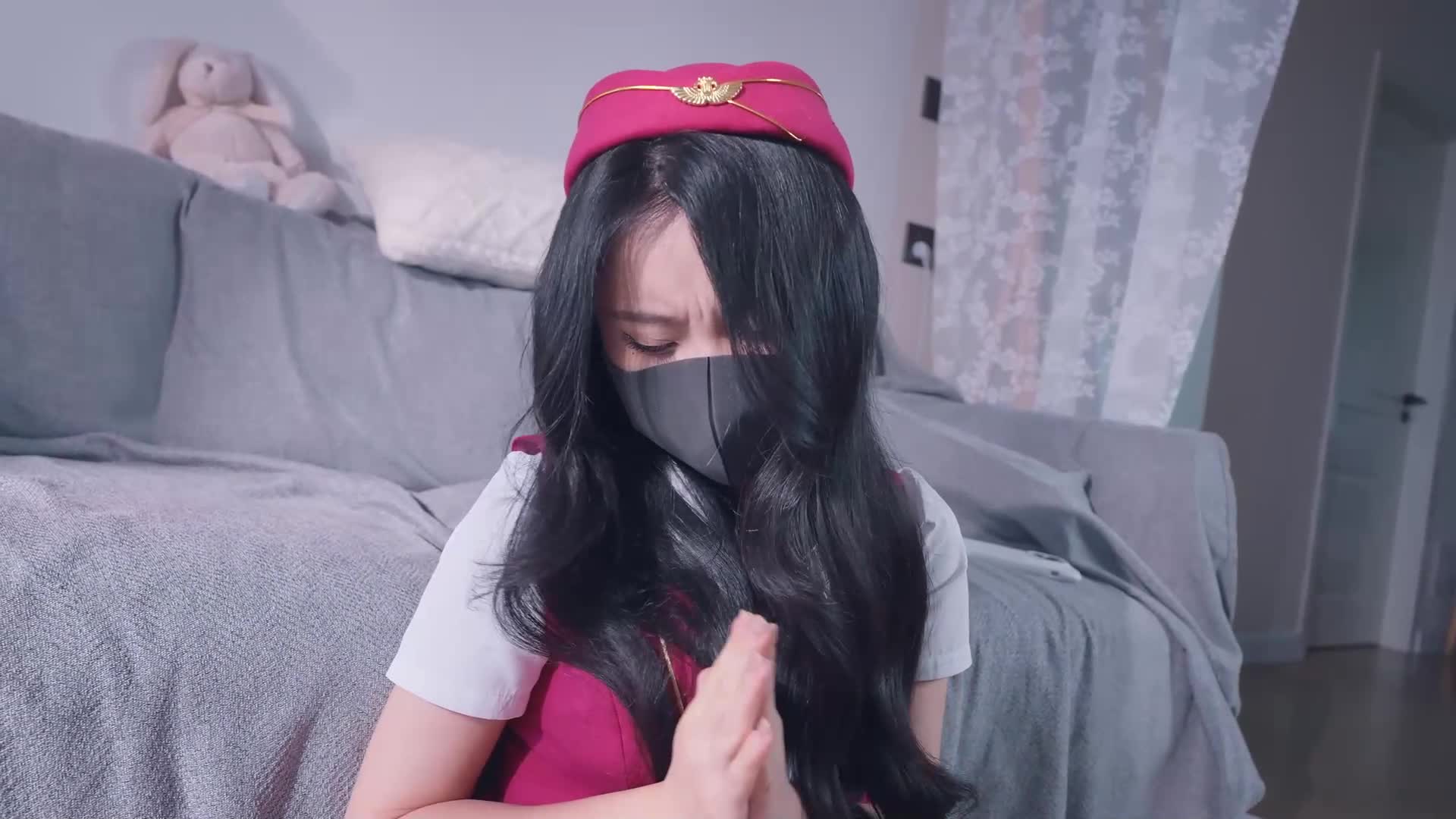 #悠米 #丝袜 #空姐 #捆绑 #调教美女空姐劫持记2，空姐被之前拍的视频胁迫穿上南航空姐制服丝袜再次被捆绑强制高潮调教！有点爱上这种被主人调教的感觉
