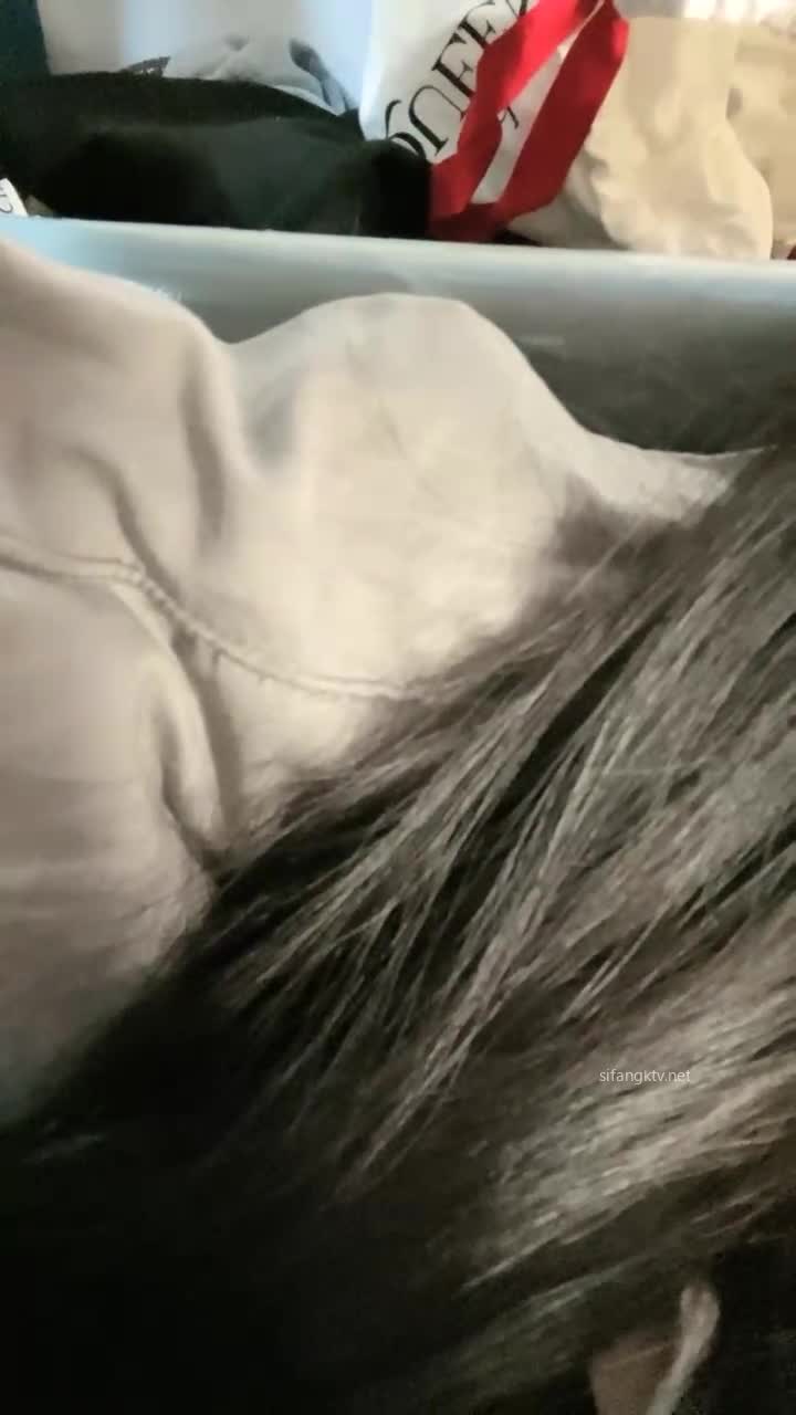 南京真实校花，【大二学妹】，教室课堂上露奶，宿舍偷拍舍友，绝品，馒头逼白虎，可以线下约，心动吗？