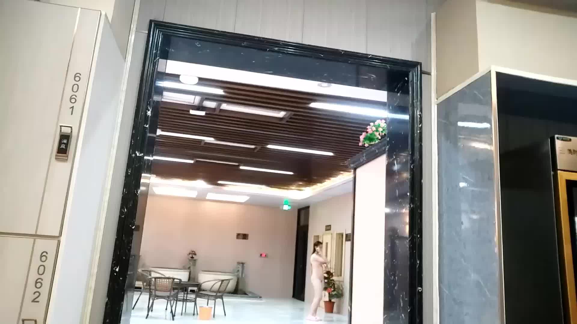 最新流出高校附近洗浴会所 更衣化妆间偷拍几个年轻靓妹