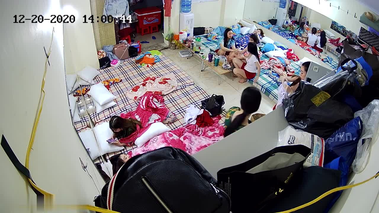 黑客破解 夜总会小姐集体宿舍摄像头偷拍不少身材不错制服美女换衣服全裸擦润肤露