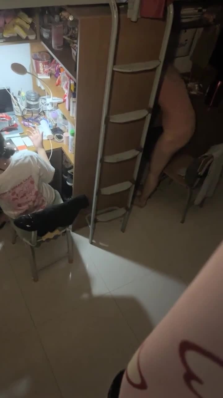 【坑闺蜜系列】女生宿舍小妹沉浸式聊天偷拍舍友的春光极品粉嫩逼[无水原版]【450M】