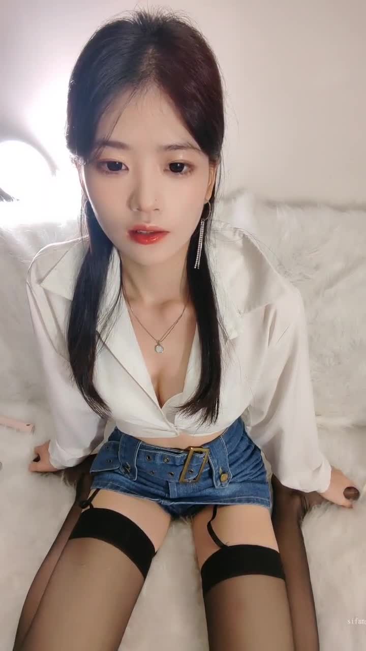 #直播 #萝莉 #反差 #少女刚毕业的粉嫩学生下海直播，各种黑丝jk大秀，粉嫩小穴掰开给哥哥看个够