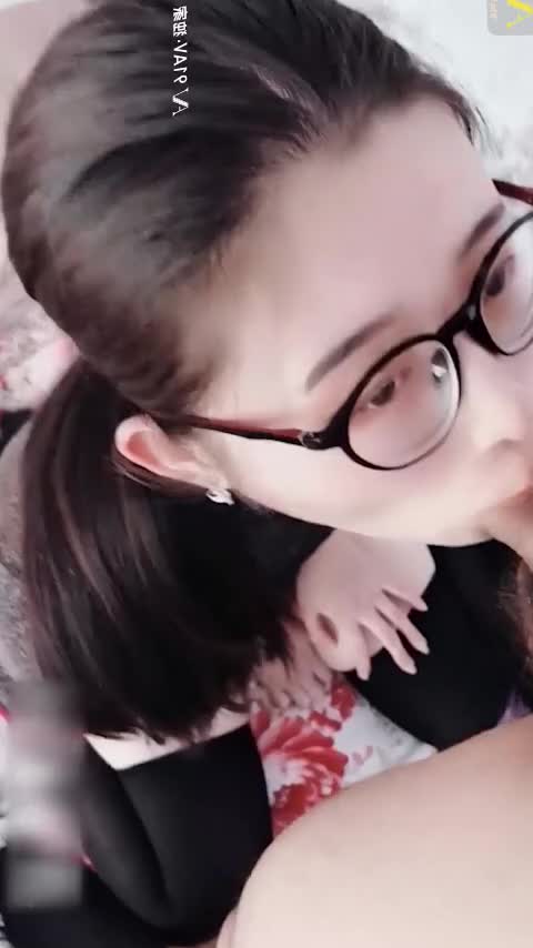 『第一色』极品眼镜妹子美丽模特黑丝旗袍性感着装 #偷拍