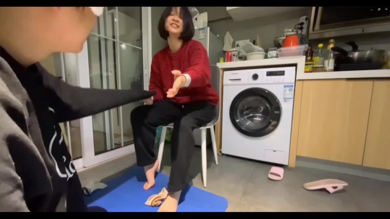 青少年学生的足交可真有趣呐！调情的方法和言辞 语气也是充满青春气息与稚嫩#学生 #足交 #调教 #倒计时 #舔脚 #SM #短发 #足控