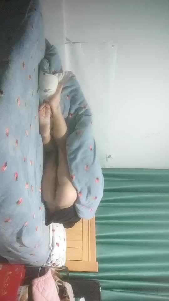 【#东北小白龙】01-04家中偷拍自己老婆，睡着了抠穴，贴心把骚逼擦干净，圆润翘臀美腿，小少妇困得不行还要被干点此查看更多