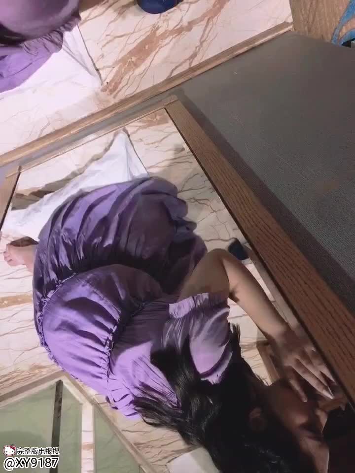 初次约炮的丰满少妇被内射，镜子前口交点此查看更多