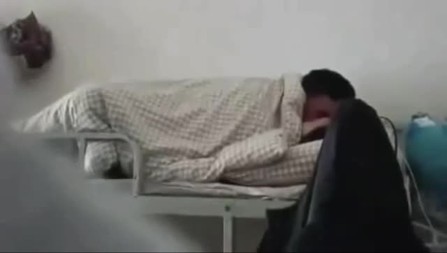 #內地 男生把女生帶回宿舍啪啪啪，被舍友偷拍發到群裡 #偷拍 #情侶 #做愛速游VPN跑满千兆只做最快