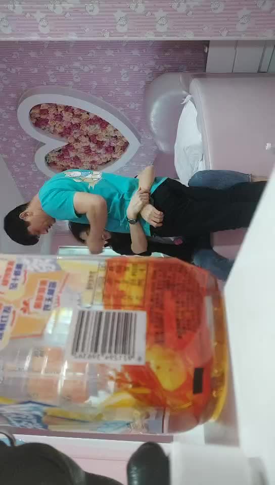【#爱情故事】01-08网恋奔现偷拍，良家少妇一对大长腿，情趣酒店氛围拉满，吃外卖看电视调情洗澡啪啪一条龙点此查看更多