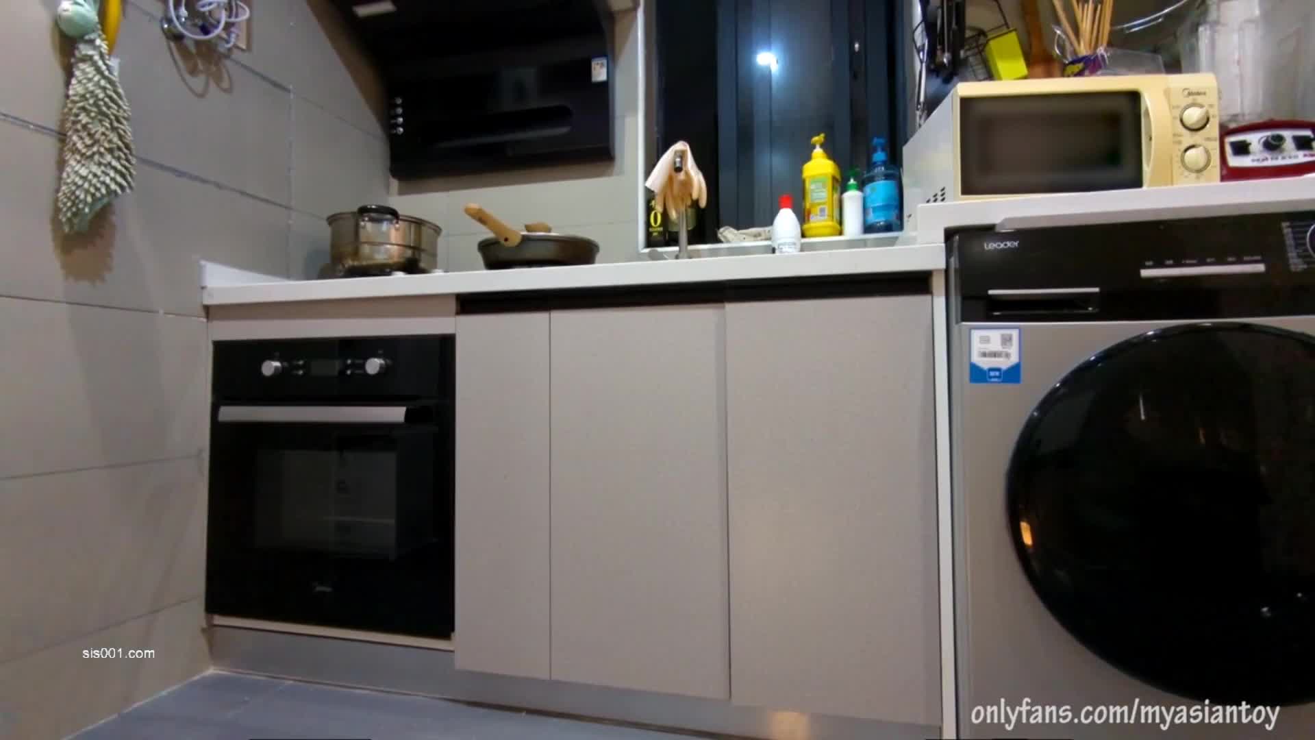 少妇人妻 光着大肥屁屁干家务 看着受不了 上去就一顿爆操 内射一骚逼点此查看更多
