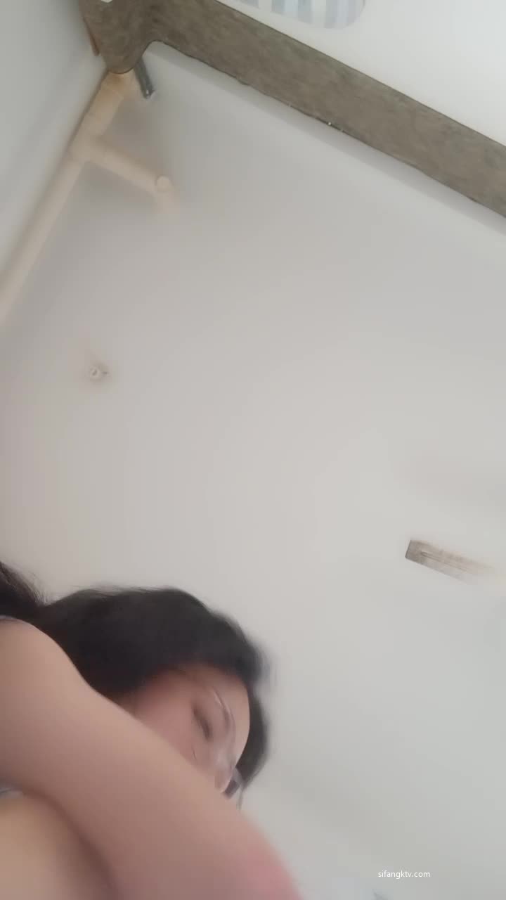 #金嗯嗯  清纯邻家学生~天然美乳黄瓜自慰~