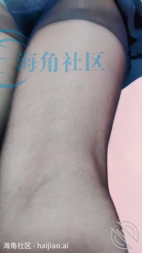 #爱穿丝袜的骚妈 #乱伦 #丝袜 #熟女逆子花式玩弄，乱伦大神【爱穿丝袜的骚妈】钻石贴，给妈妈按摩按舒服了插一炮！49岁的妈妈骚穴夹紧我的鸡巴要我内射
