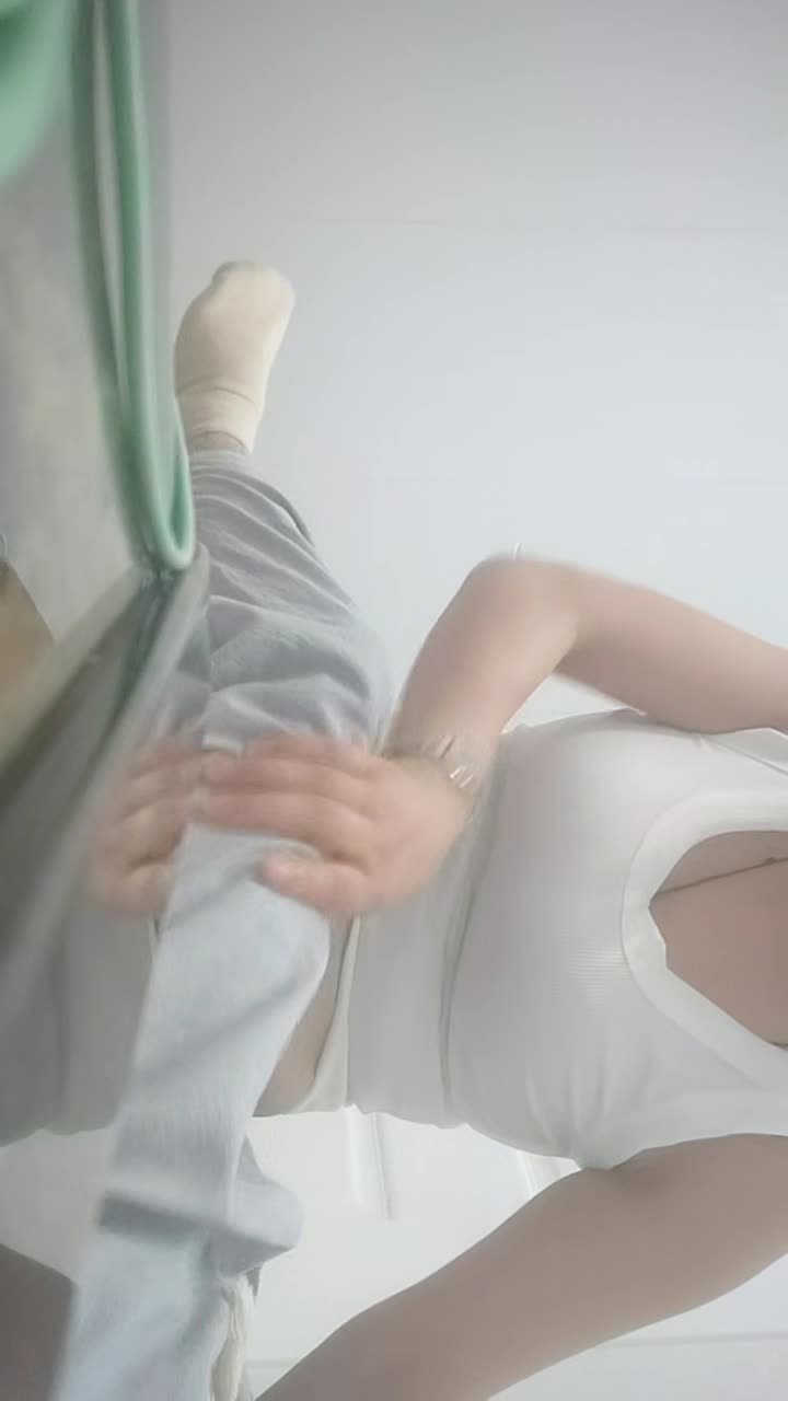【小辉探花】，按摩店忽悠人妻，打飞机不过瘾，脱掉裤子主动坐上来