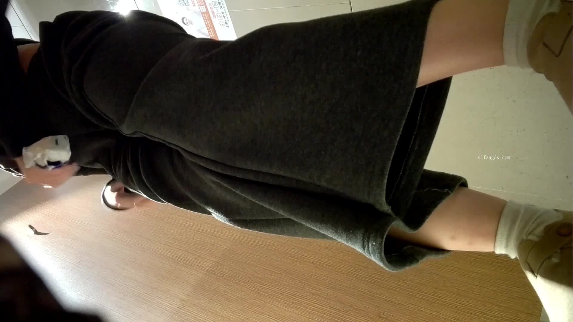 精品厕拍②，美女如云公共女厕，脸逼同框高清真实偷拍，超多小姐姐方便，眼前一亮