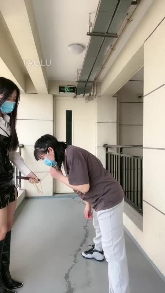 时安S 045_室外女奴提档之爬不起来，室外长靴踢裆女奴