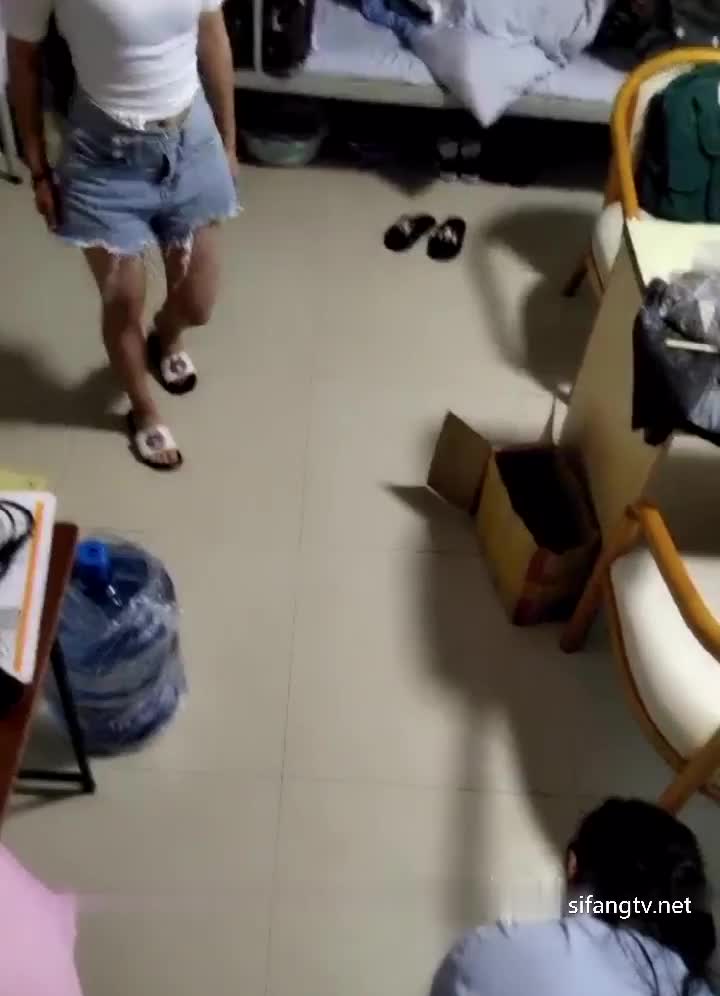 #直播 学妹在宿舍偷偷直播