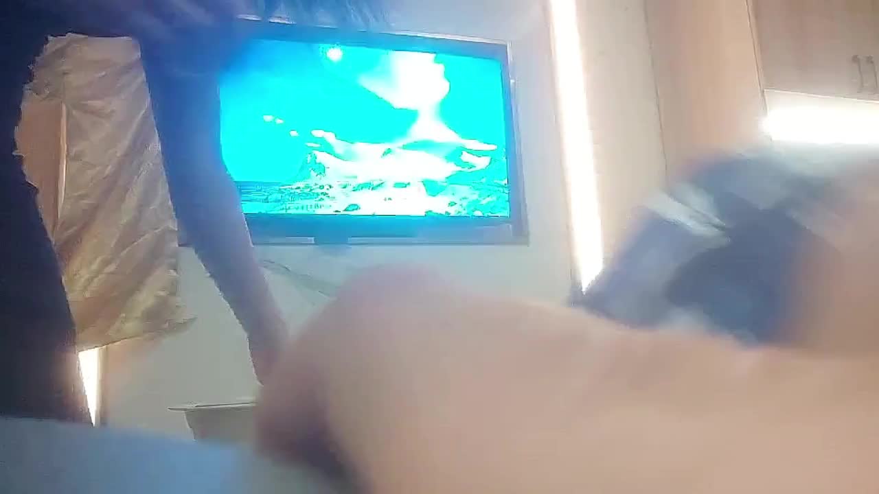 大长腿足疗少妇，服务周到骑在身上按摩，撩起裙子摸摸搞搞，拨开内裤用JB磨蹭点此查看更多