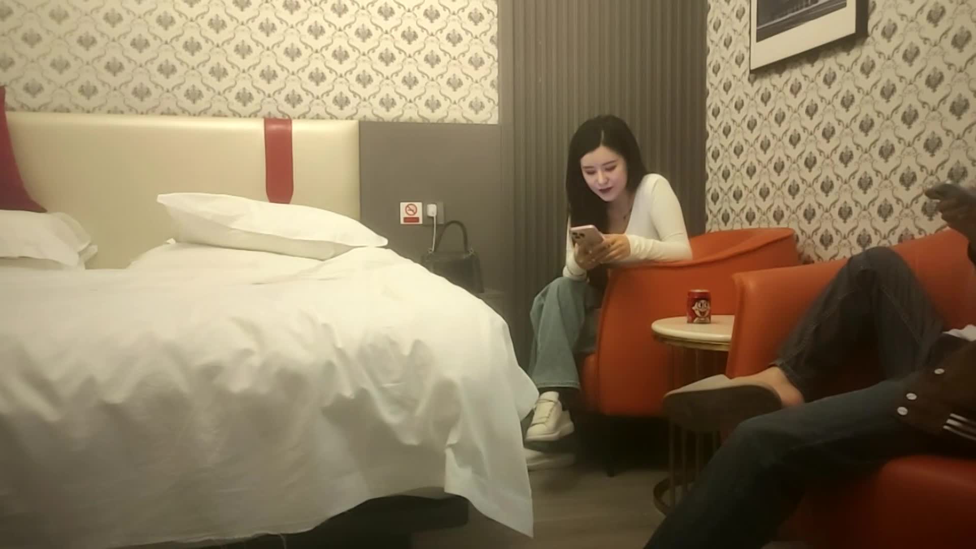 【瘦子探花】约操花臂网红外围，超级视角拍摄，张开双腿舔逼