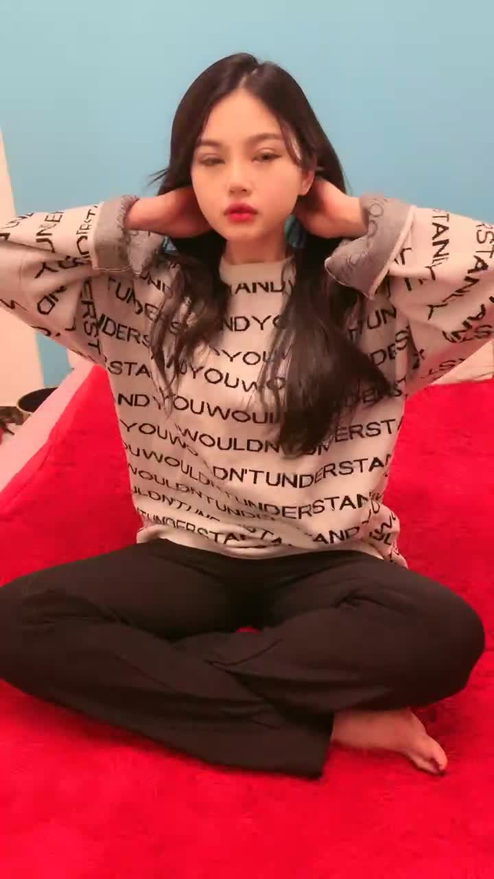 #直播 #高中生 #少女新疆学生妹直播被多人群p内射的满满的，这么可爱的妹子原来都很反差玩得这么花。