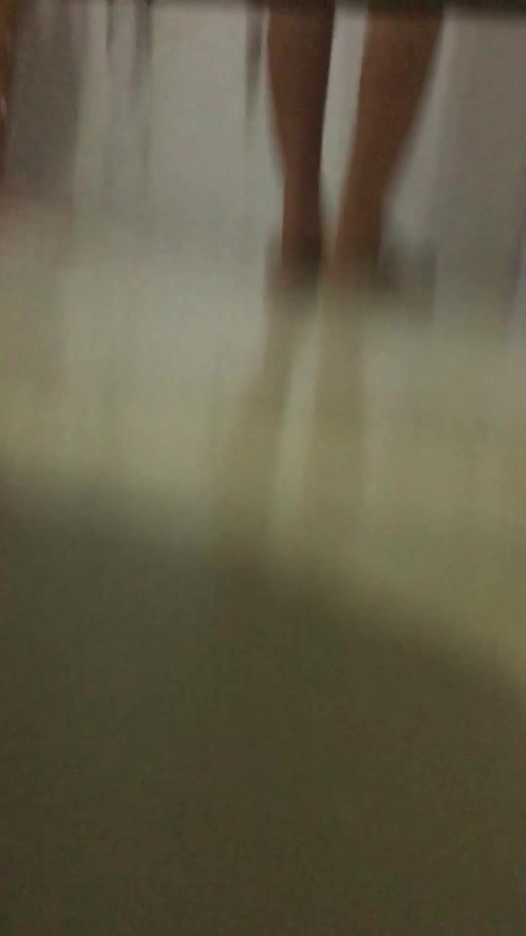 大神潜入大学女生宿舍偷窥两个妹子一起洗澡,相互帮着搓背麻豆频道️点此查看更多